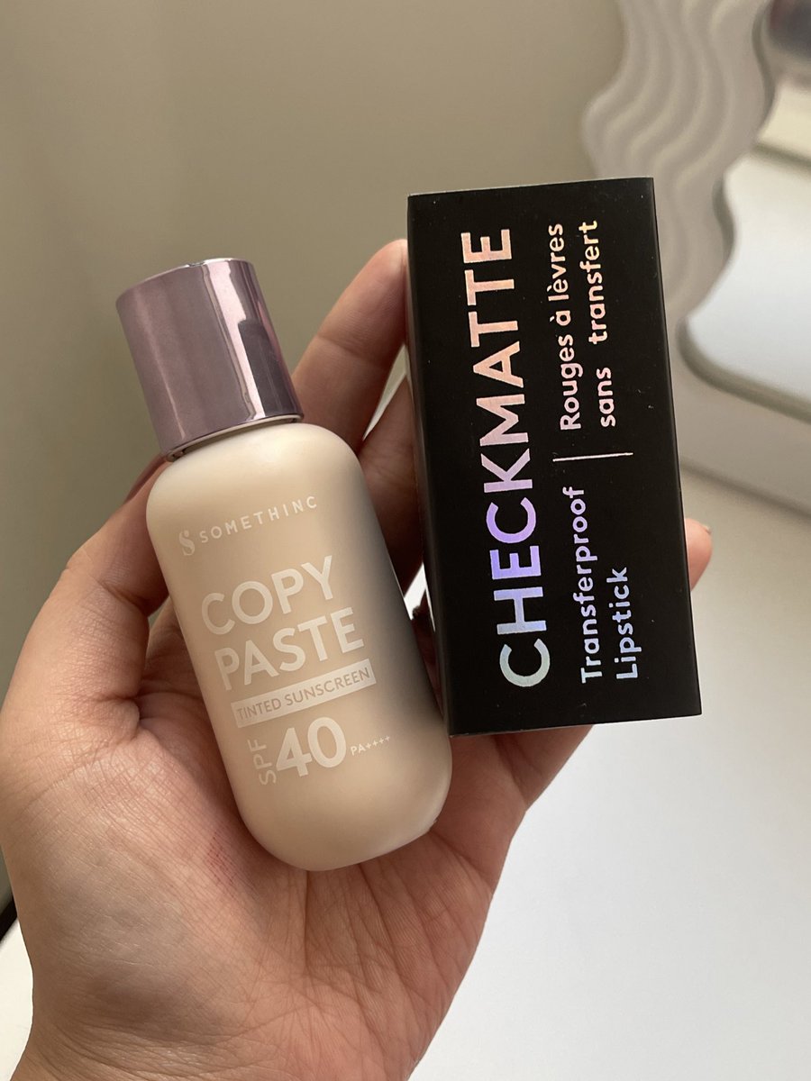 ada yang mau ini? ada copy paste tinted sunscreen & checkmatte new belum ku pakai • RT & likes tweet ini • wajib RT & likes pinned tweet aku • reply di tweet ini “mau dong bia 💗” dah gitu aja. good luck!