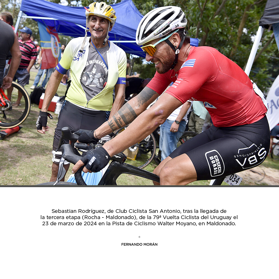 Sebastian Rodríguez, de Club Ciclista San Antonio, tras la llegada de la 3era etapa (Rocha - Maldonado), de la 79ª Vuelta Ciclista del Uruguay el 23.10.24 en la Pista de Ciclismo Walter Moyano, en Maldonado.   
📷Fernando Morán, Gamba
#ElEquipoDeFlorida #VCU2024 
@sanantonioteam