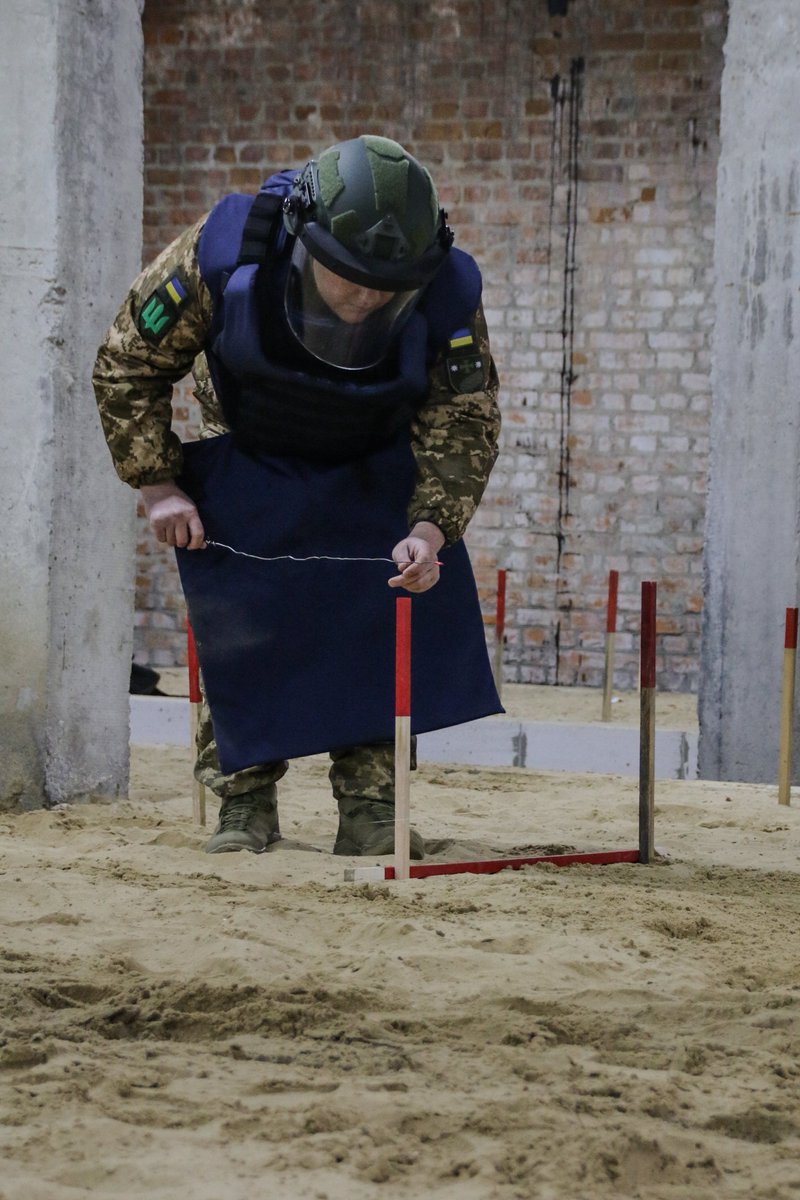 TTHMA_Ukraine's tweet photo. When students first learn #manualmineclearance (MMC), it can take a full day to investigate just 1 m2. With time, a seasoned technician can pace up to 10 m2/day. Here, @SSTS_UA students conduct visual search, step one of a safe MMC process. 🇺🇸🇨🇦🇺🇦

📷: https://t.co/rfaMXtOtvg https://t.co/h1u232Buv8