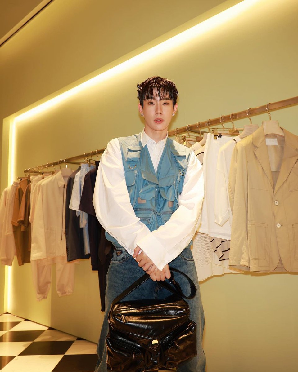 Little_Tumcial's tweet photo. 𓇾25.03.67𓇾 @off_tumcial ♡
📸IG: tumcial

— Excited to discover Prada new store at Siam Paragon🔻🔻

#PradaxOff #Prada 
#ออฟจุมพล #OffJumpol https://t.co/ewDwamIbVf