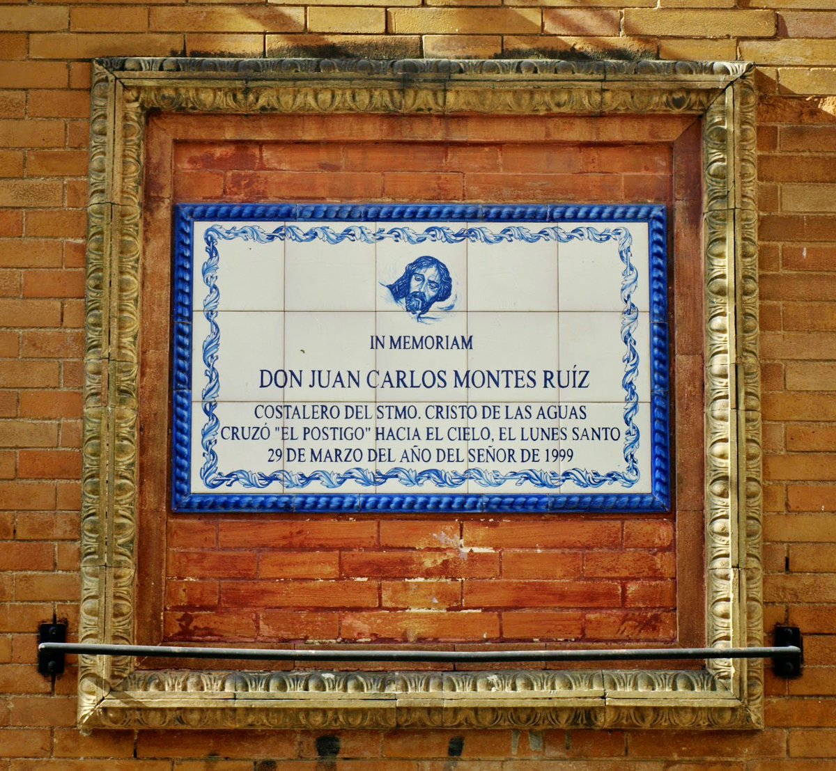 Hoy se cumplen 25 años del fallecimiento de Juan Carlos Montes en el arco del postigo. 25 años en la cuadrilla del cielo de la @hdadlasaguas. Nuestro recuerdo a la hermandad y a su familia.