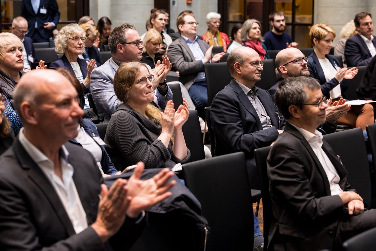 Erfolgreiche DGHO-Frühjahrstagung 'Politik und Medizin' ist das gesund? Diese Frage lässt sich pauschal nicht beantworten. Aber: Wenn Politik und Medizin im Dialog stehen, ist es möglich. Die DGHO hat alle Akteure an einen Tisch gebracht. dgho.de/aktuelles/news…