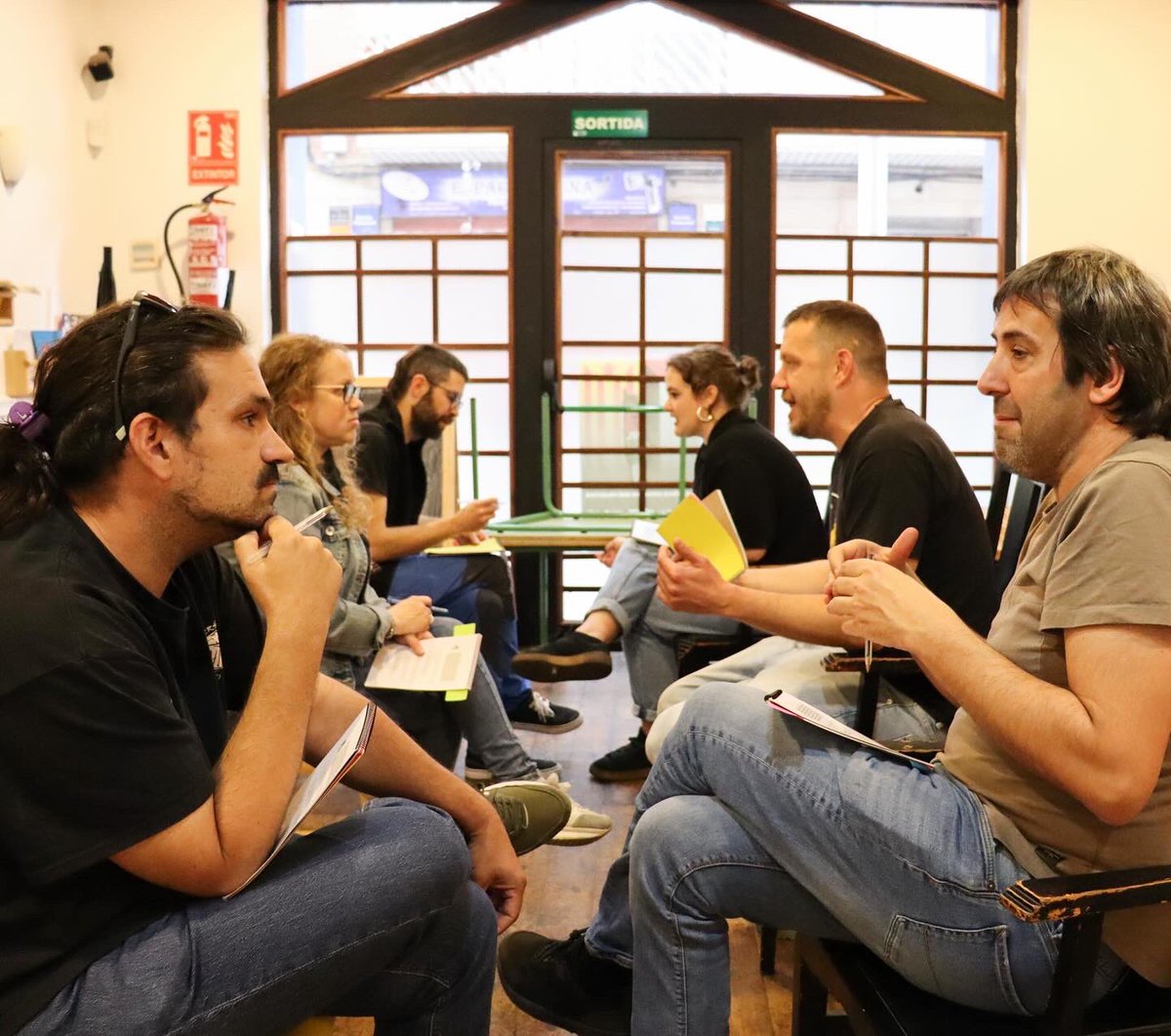 El passat dijous a la tarda vam organitzar el “Tardeo Cooperatiu” 🍻 emmarcat dins dels actes previs a la #PonentFEST2024!

Una jornada d’intercooperació molt divertida i profitosa amb dinàmiques per conèixer-nos i trobar punts en comú amb la resta d’entitats de l’#ESS de Ponent!