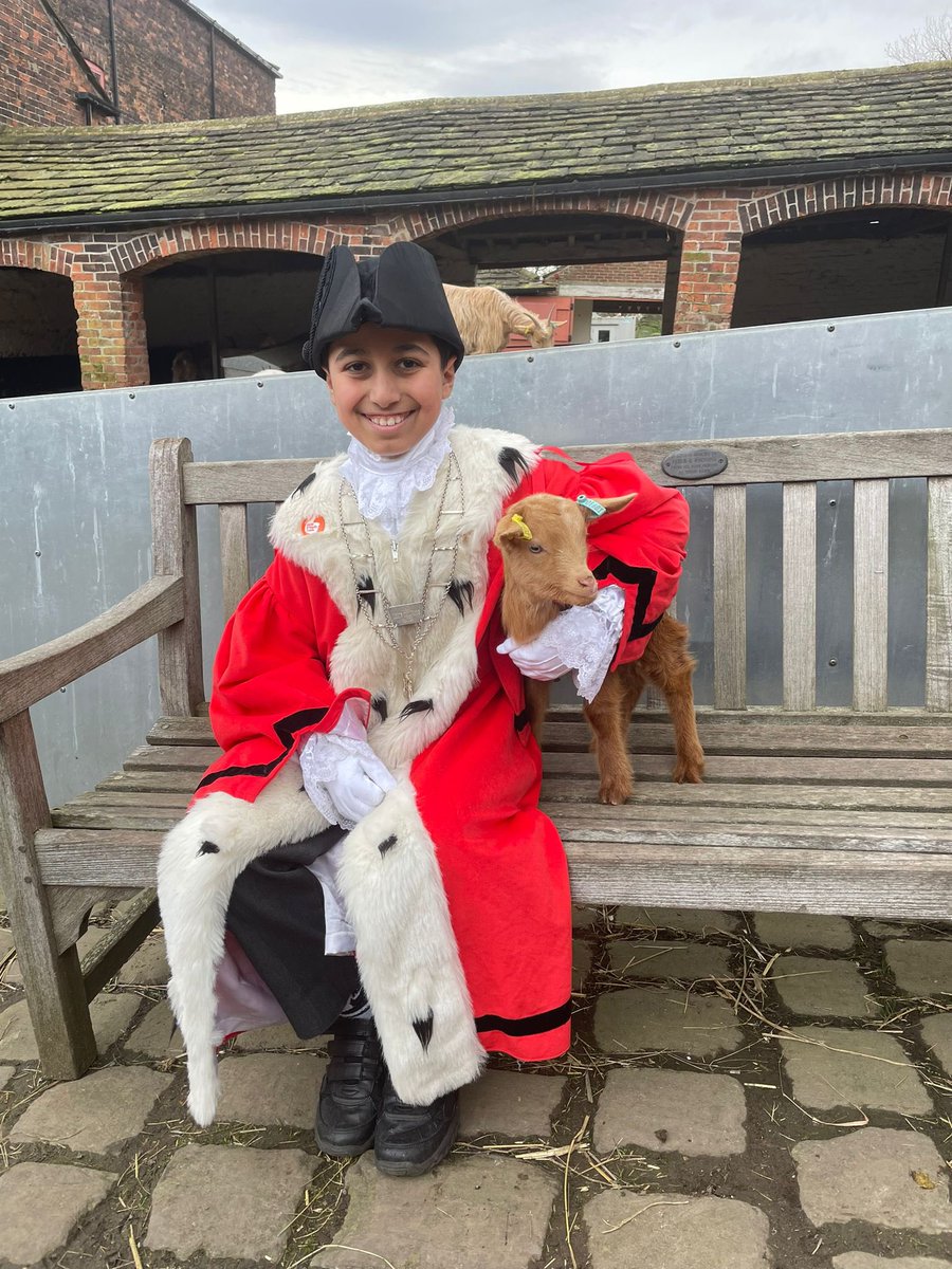 Over the Easter break why not pop to @TempleNewsam farm. I can promise you will have lots of fun and make some new friends, just like me and @CllrJaneDowson did last week😊