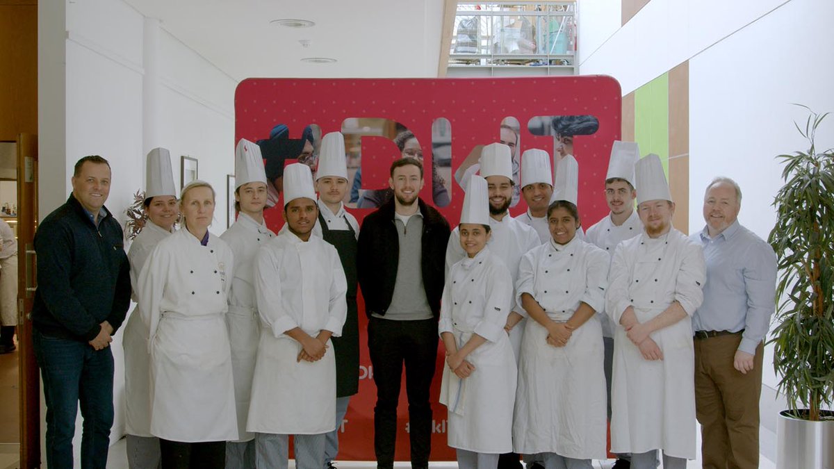 DkIT_ie's tweet image. DkIT welcomed back Stefan McEnteer, a graduate who was recently announced as the recipient of a prestigious Michelin Star as Head Chef in The Bishop's Buttery in @CashelPalace and he spent some time with the BA in Culinary Arts year 1 students. #michelinstar #yeschef #irishchef