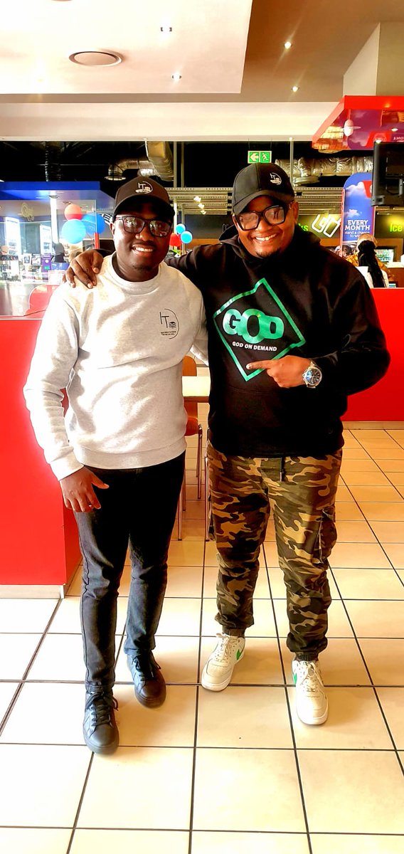 NjabuloNkabin15's tweet photo. It was refreshing and amazing to see Mpostoli Neo Rathebe. I received inspiration and wisdom. Moreover, it was humbling to see Ingcwedi Tutoring brand looking good on us🙏🏽
#englishspeakingclass
#ESC3 https://t.co/IczJiOMAW3