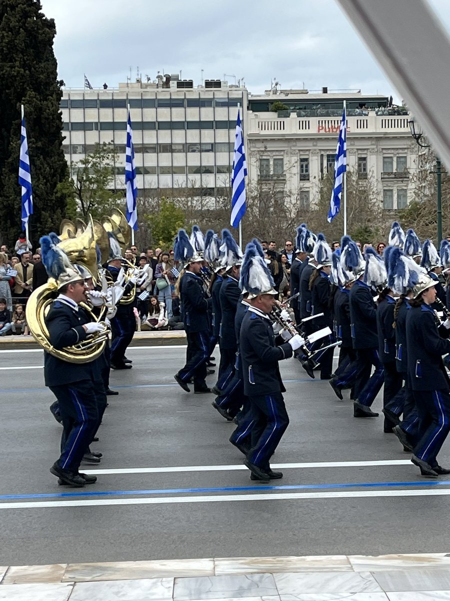 Τι όμορφη μέρα. Η εντυπωσιακή παρέλαση μπροστά από την Βουλή των Ελλήνων στο Σύνταγμα πραγματοποιήθηκε μέσα σε αληθινά εορταστική ατμόσφαιρα. Πολλές εκατοντάδες Ελληνίδες κι Έλληνες χειροκρότησαν από την άκρη του δρόμου και γιόρταζαν τις Ένοπλες Δυνάμεις, την Αστυνομία, την