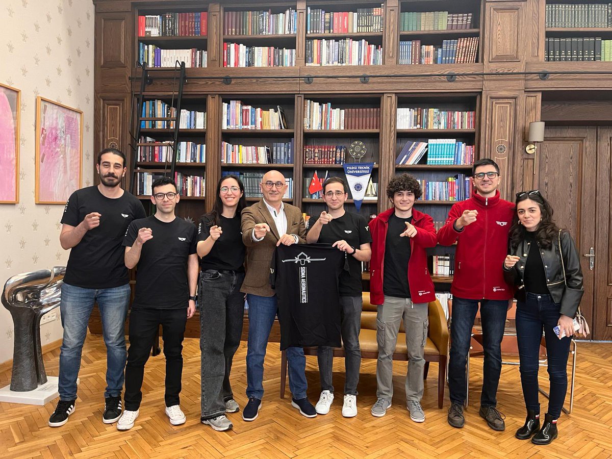 Hep söylediğimiz gibi; sadece derslere girerek üniversiteli olunmaz. YTÜ’nün en başarılı olduğu alanlardan biri de öğrenci kulüpleri. Dünya sıralamalarında ilk 10’da olan YTÜ Sigma havacılık kulübü ve girdikleri her turnuvada lider olan YTÜ Satranç kulüpleri ile neşelendik, mutlu