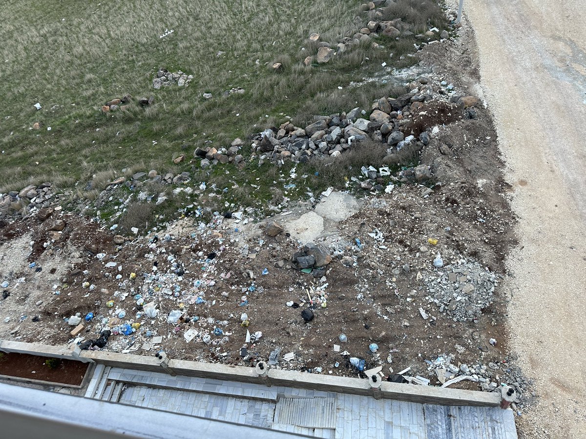 Karaköprü doğukent mah .
Binanın önünde bir çöp bidonu yok 
<a href="/Karakoprubel/">Karaköprü Belediyesi</a>  aradım beyaz masayı aradım. yardımcı olmadılar .  Çöpler çöp bidonu olmadığı için bina sakinleri tarafından yan arsaya atılıyor. <a href="/MetinBaydilli/">Metin BAYDİLLİ</a> <a href="/malicevheri/">𝐃𝐫. 𝐌𝐞𝐡𝐦𝐞𝐭 𝐀𝐥𝐢 𝐂𝐞𝐯𝐡𝐞𝐫𝐢</a>