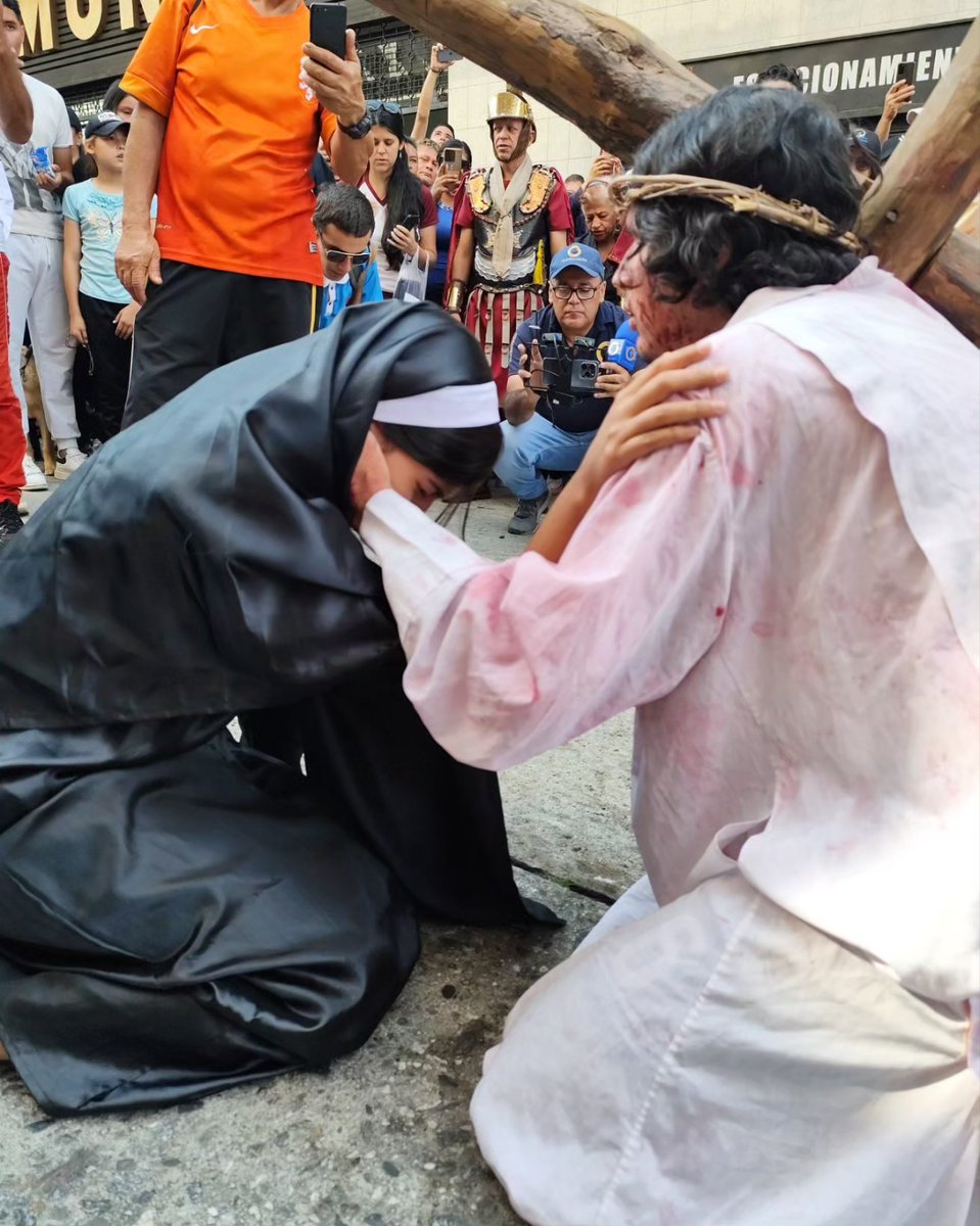 #Mar24 Por trigésima novena oportunidad, los jóvenes tomaron las calles del centro de Mérida, para escenificar El Vía Crucis de La Montaña, con un mensaje de reflexión y esperanza, en el marco de la Semana Santa 2024 #Mérida #SemanaSanta #ViaCrucis