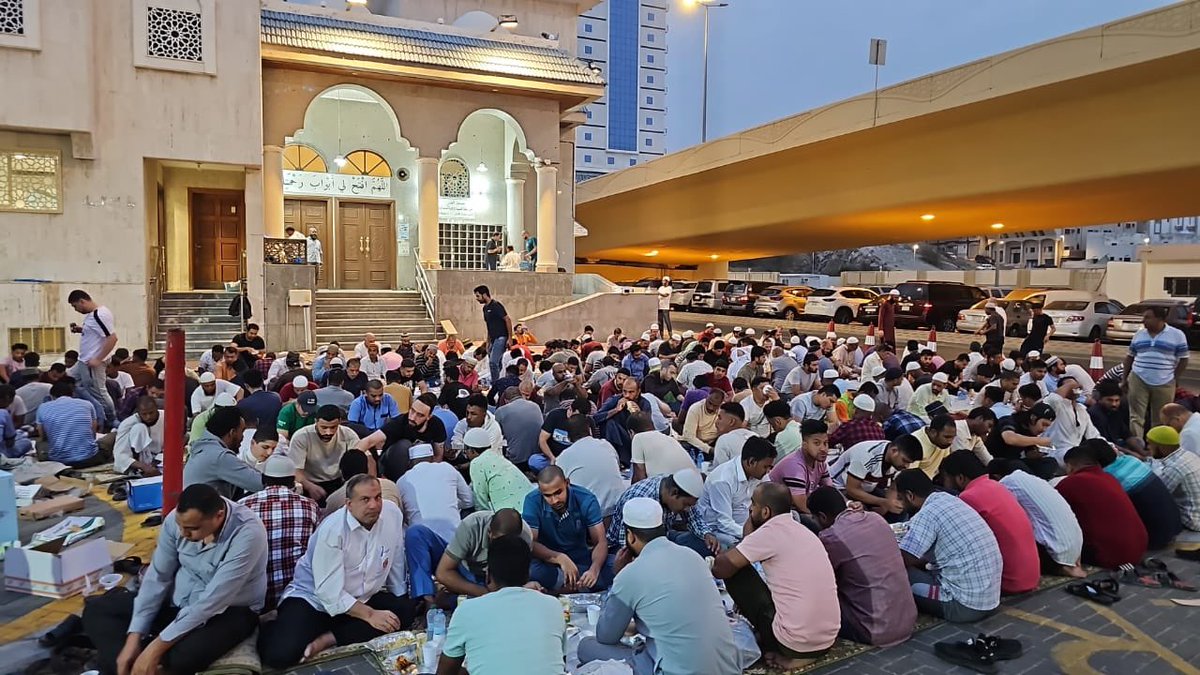 k_umrah's tweet photo. قال رسول الله صلي الله علية وسلم من فطر صائما كان له مثل أجره غير انه لاينقص من اجر الصائم شيئا برعاية اضاحي وقف البركة الخيري يواصل في تقديم افطار صائم في عددمن سفر افطار صائم للمساجد https://t.co/wNGOePWoVu