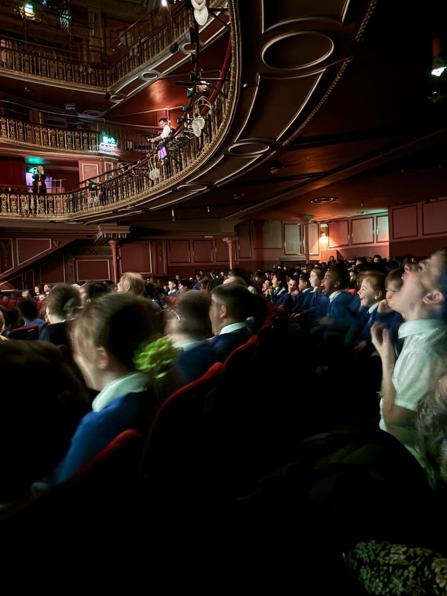 Our Year 5 children have had a lovely afternoon at Wimbledon Theatre’s Bookfest. The children saw Master storyteller Frank Cottrel-Boyce who waved his literacy wand in his latest childrens adventure. The children had a wonderful time @stocsch @Wimbookfest 💙💛