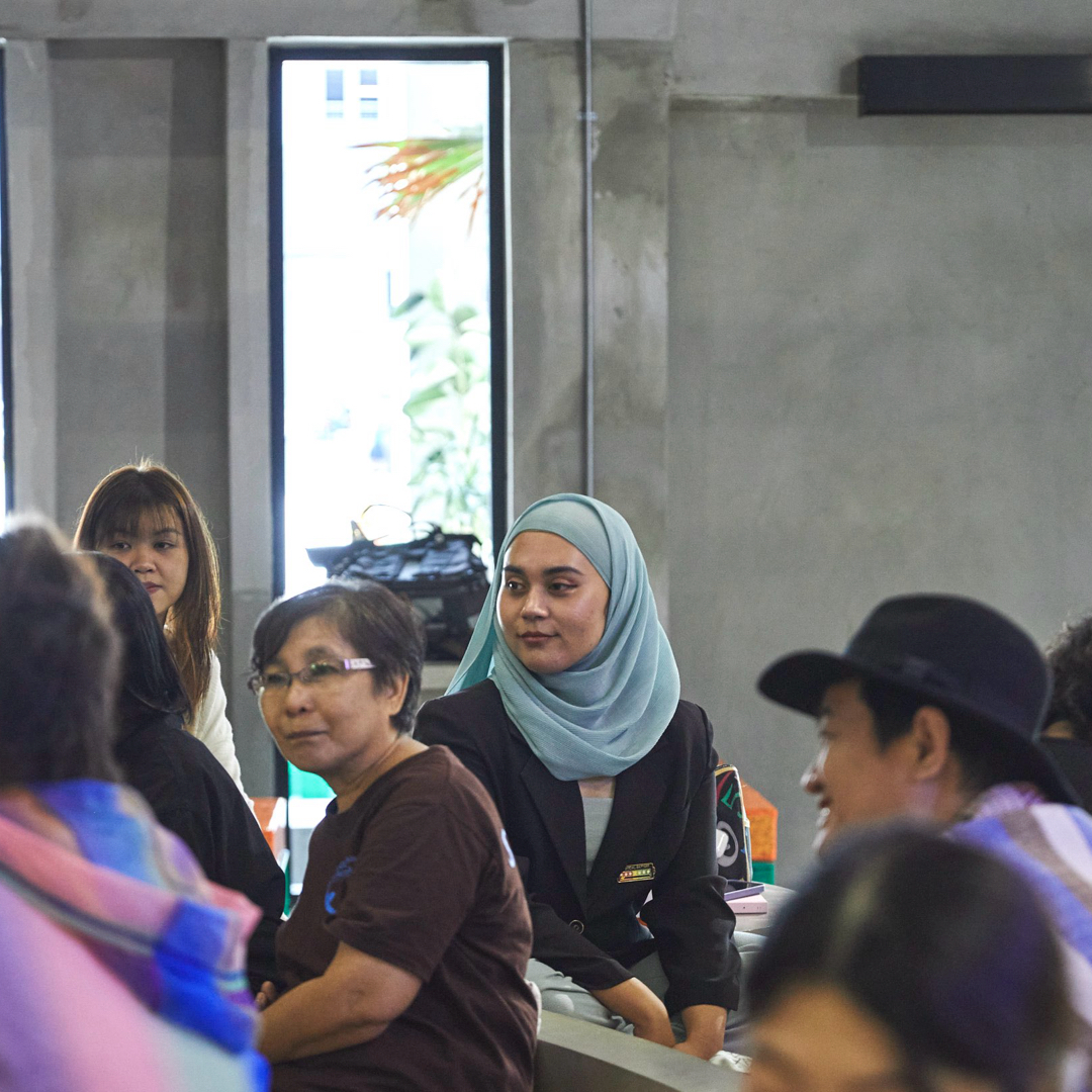 วันที่ 10 มีนาคม 2567 ที่ผ่านมา 7 กลุ่มในชุมชนนอนไบนารี่ ได้จัดงานก่อตั้ง ‘สัปภาคีนอนไบนารี่เพื่อการรับรองสำนึกทางเพศ’ หรือ ‘Hepta-Consortium of non-binary people for Legal Gender Recognition’ (HCNL) ที่ Slowcombo

ภายในงานประกอบด้วยการพูดคุยกันถึงที่มา