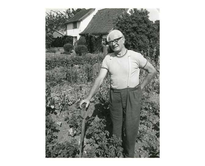 Did your family have a garden or allotment when you were growing up? Do you have memories of them growing fruit and veg, or flowers? Why not #JustCall a loved one and ask them? historybeginsathome.org #HBAHGreen #EndLoneliness