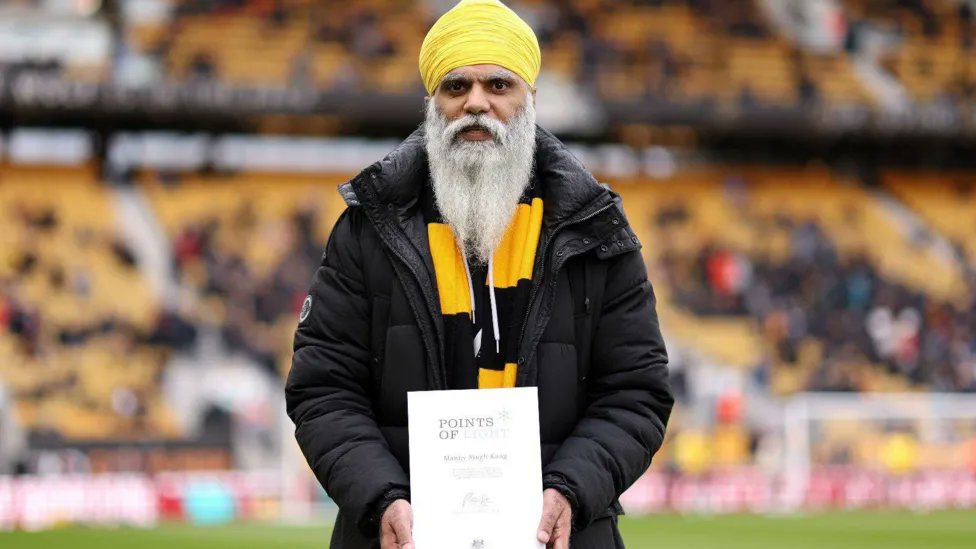 Congratulations to @wlv_uni honorary graduate Manny Singh Kang who was recently presented a Point of Light Award by prime minister, Rishi Sunak, for contributions to Dementia UK. Read more in the BBC news article below: tinyurl.com/mr483htb *Image courtesy of Wolves FC.