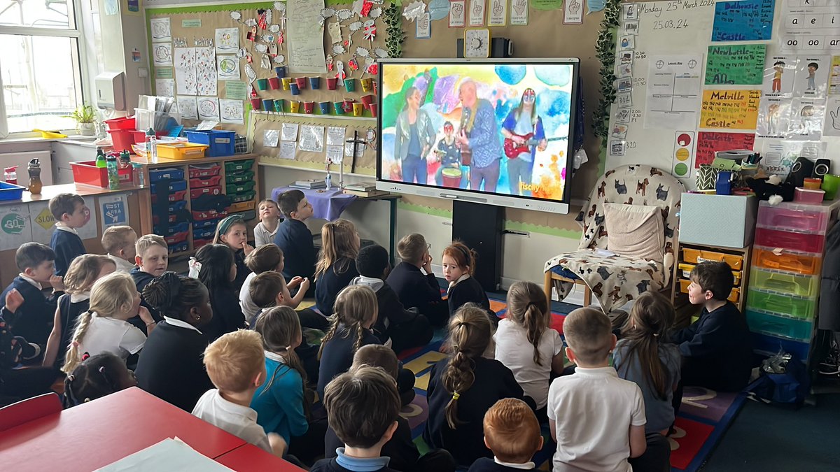 P1 and P2 are enjoying the live concert from @FischyMusic We “wonder” what songs will come up?