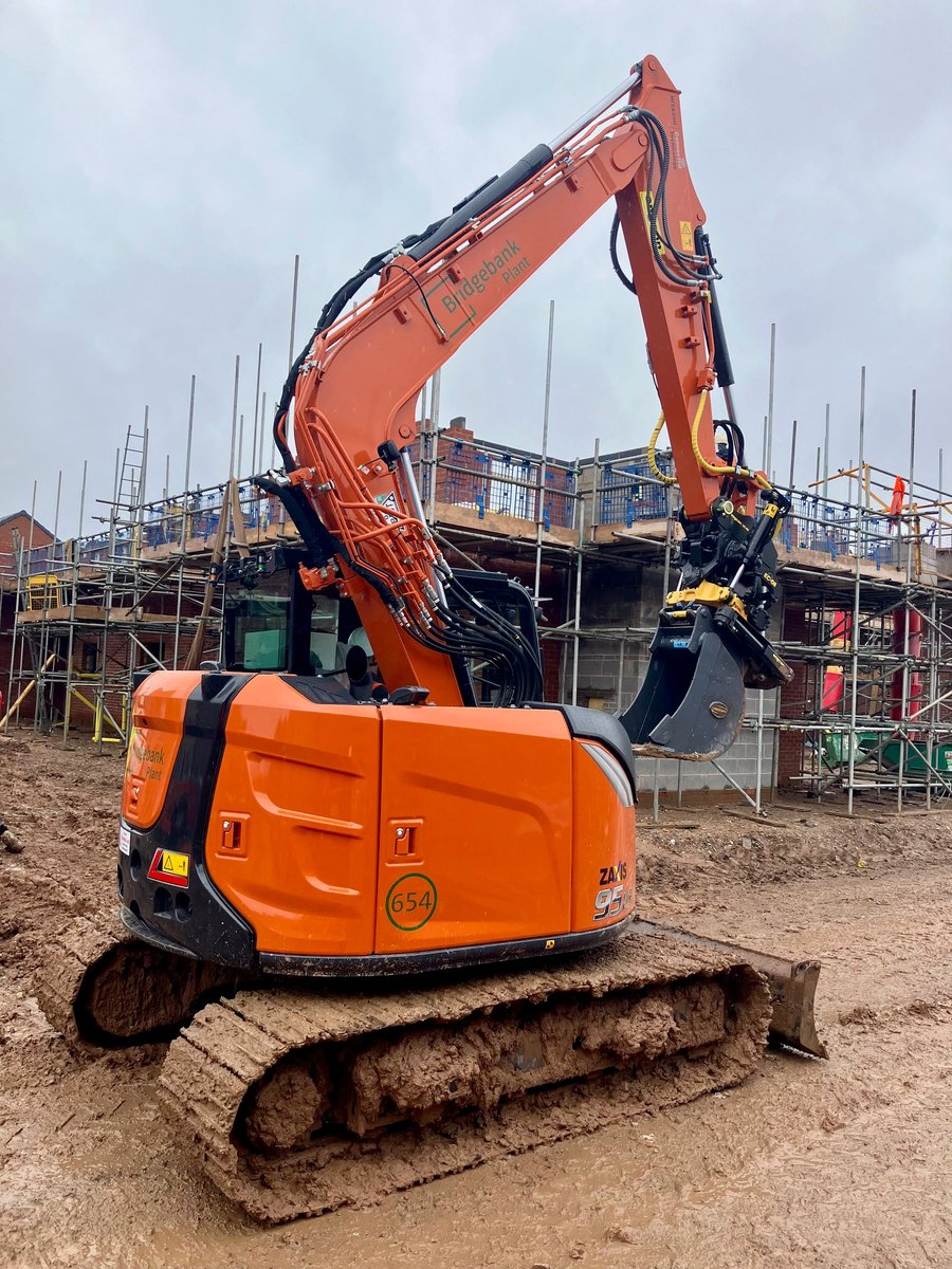 The new Hitachi ZX95US is the perfect alternative to a 13-tonne machine, great for confined areas thanks to the compact size, short turning radius and shorter distance between the bucket and blade. Our customer Bridgebank recently had one delivered on site 🧡