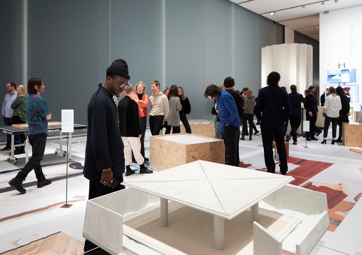 Denne veka er siste sjanse til å oppleve «Hand og maskin. Arkitektoniske teikningar». Utstillinga er den første store presentasjonen av samtidsarkitektur i Lyshallen. 

📷: Nasjonalmuseet / Ina Wesenberg 
nasjonalmuseet.no/utstillinger-o…