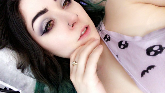 stonner princess eyes 😵 https://t.co/CECwJZocZi