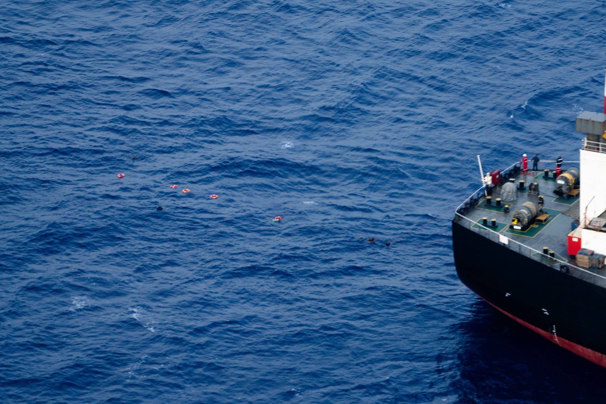 Poco dopo l’arrivo della petroliera, alcune persone sono cadute in mare. #Seabird ha supportato la VAULT nelle operazioni di recupero delle persone, rese particolarmente complesse dall’altezza delle paratie della petroliera. 3/4