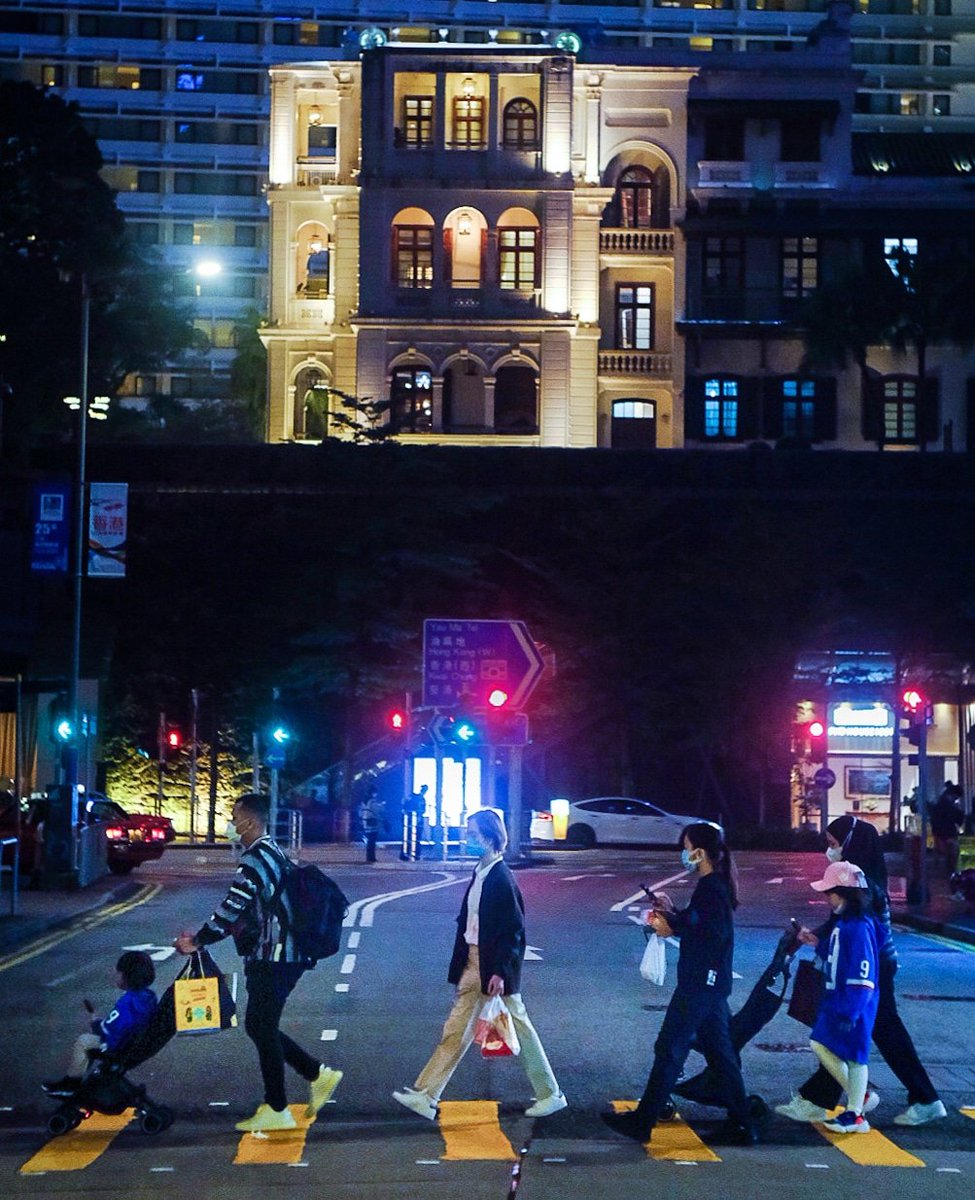 keep walking...🚶🏼‍♀️🚶🏻‍♂️🚶🏿✨ #hkig #nightcity #hkiger #streetphotography #neonlights  #nightlife #discoveryhongkong #neon #hongkonginsta #hongkongnightlife #nightshot #夜景 #nightphotography #under_the_sign_hongkong