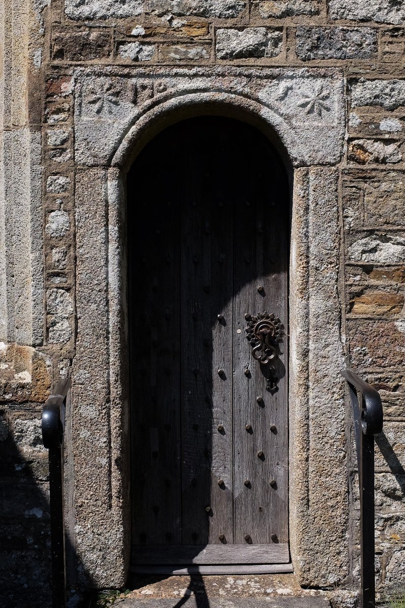 Meavy #Devon 
Delightful small priest's doorway with round-headed arch, simple roll moulding and decorated spandrels with date 1705. Absolutely splendid for #FavouriteCarvings 📸: my own