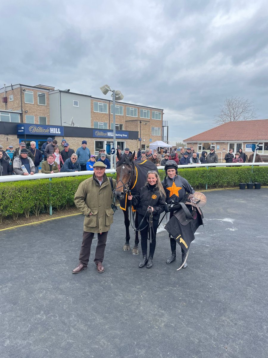 WINNER!! LIGHTENING MAHLER wins well under @harryskelton89 this afternoon @Huntingdon_Race Congratulations to owners Craig and Laura Buckingham and to Lexi who looks after her and Clare who rides her every day. #teamskelton