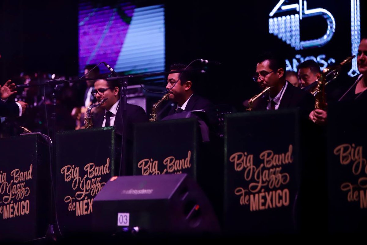 ¡Te compartimos los mejores momentos de <a href="/BigBandJazzMx/">Big Band Jazz de México</a> en el Festival Internacional #SanLuisEnPrimavera, con las voces de <a href="/KikaEdgar/">Kika Edgar</a>, <a href="/syntekoficial/">Prakash Panta</a>, <a href="/AranzaOficial/">Aranza</a> e <a href="/IVANCARAZA1/">IVAN CARAZA</a>! 🎷🎶
Gracias a todas y todos por crear un ambiente tan increíble.
¡No se pierdan la cartelera