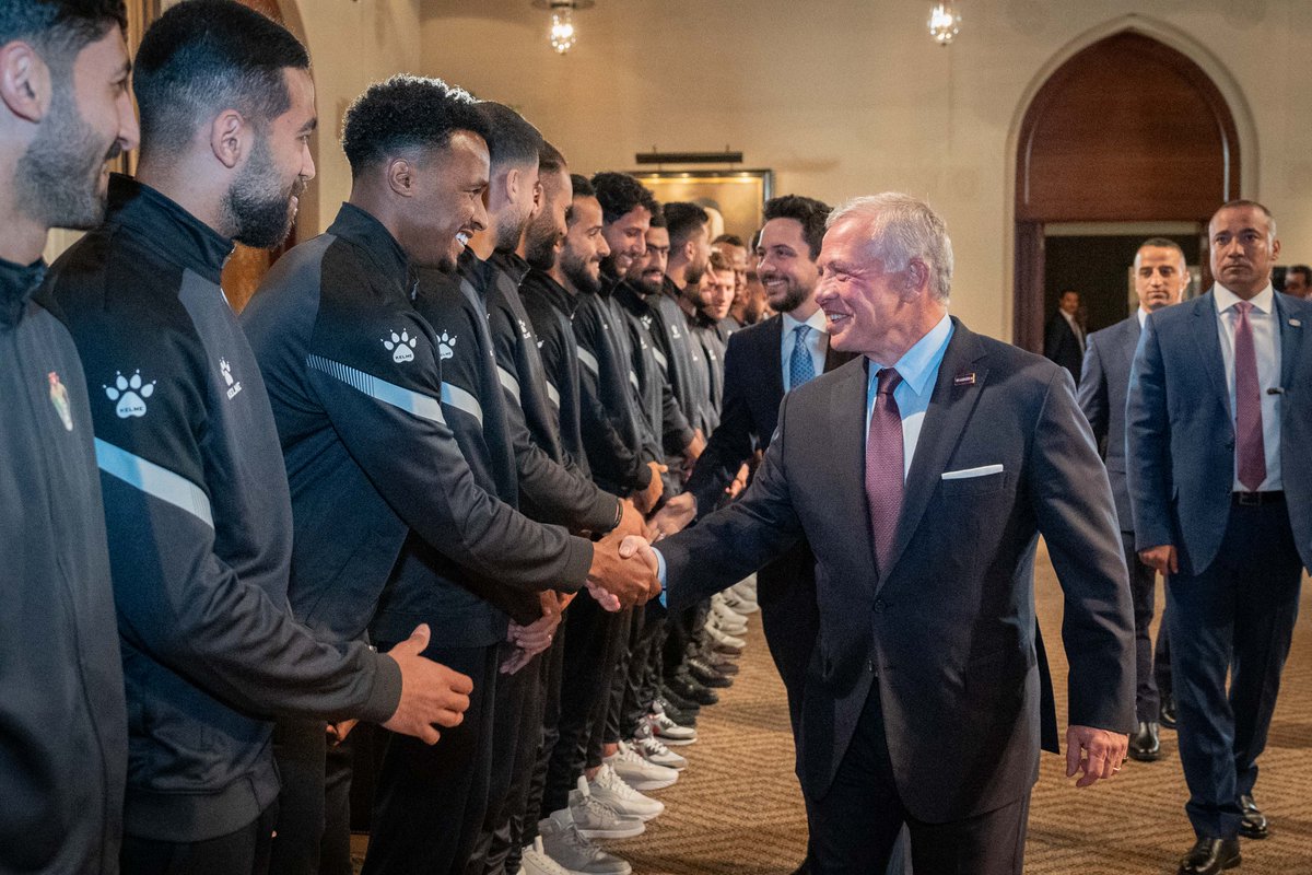 His Majesty King Abdullah II, accompanied by His Royal Highness Crown Prince Al Hussein, receives the Nashama of the national football team and bestows the Silver Jubilee Medal on the players and staff #Jordan