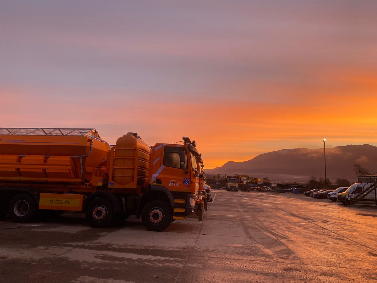 ❄️Temperatures will be low tonight for the North West with the possibility of snow and ice. 🚛We will have 21 gritters out treating roads this evening and 18 gritters out on patrol throughout the night. 🌧️ bit.ly/3qcrDbv @transcotland #DriveSafe #ReadyForWinter