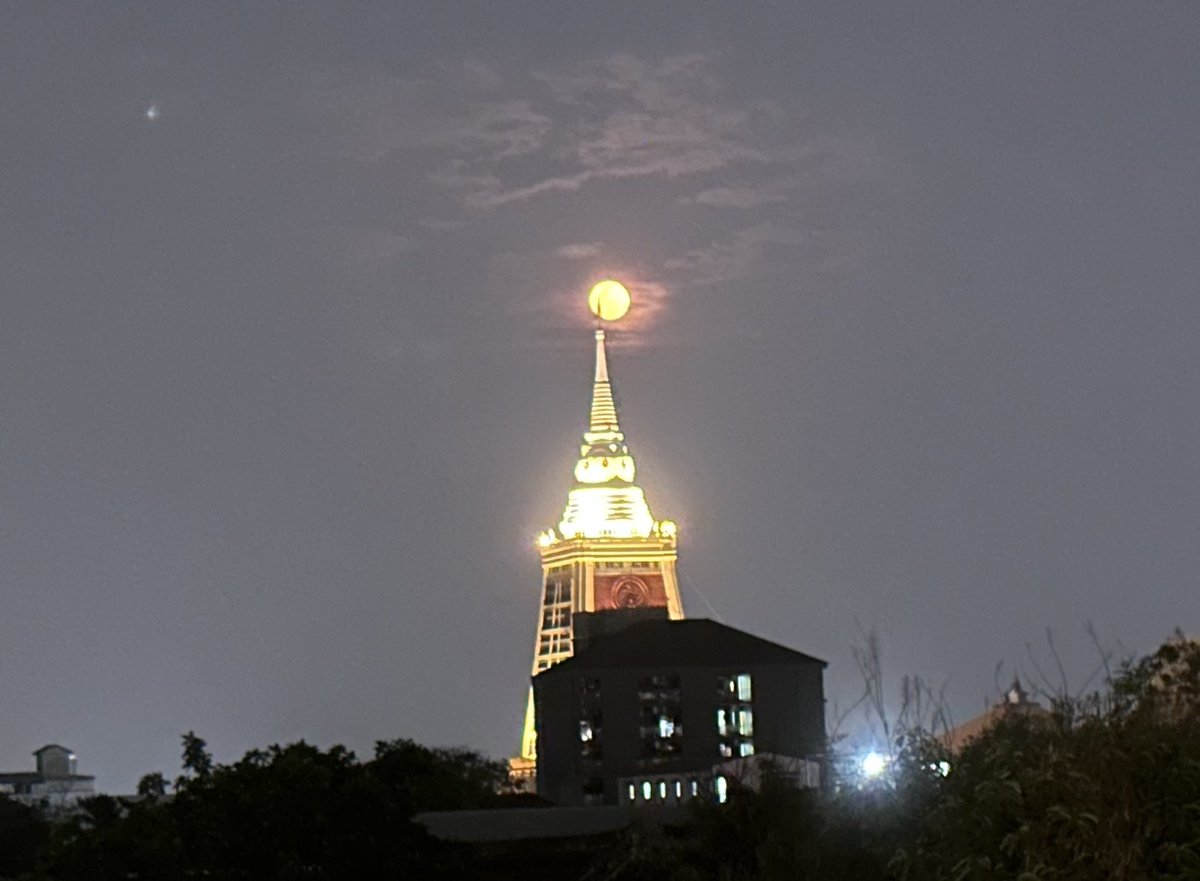 Temple and moon in Bangkok 🌖🇹🇭