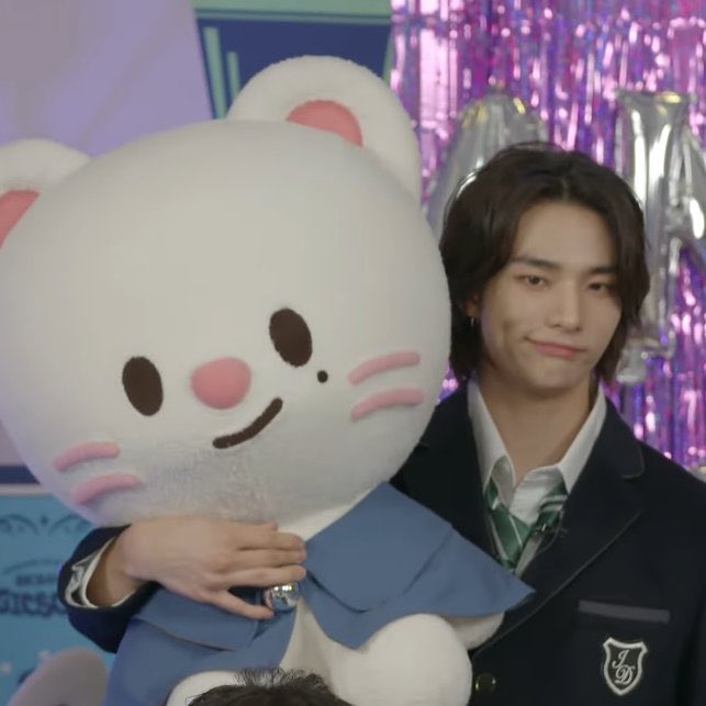 havenfiIm's tweet photo. hyunjin imitating jiniret’s smirk oh man. https://t.co/tTsIY5TuUo