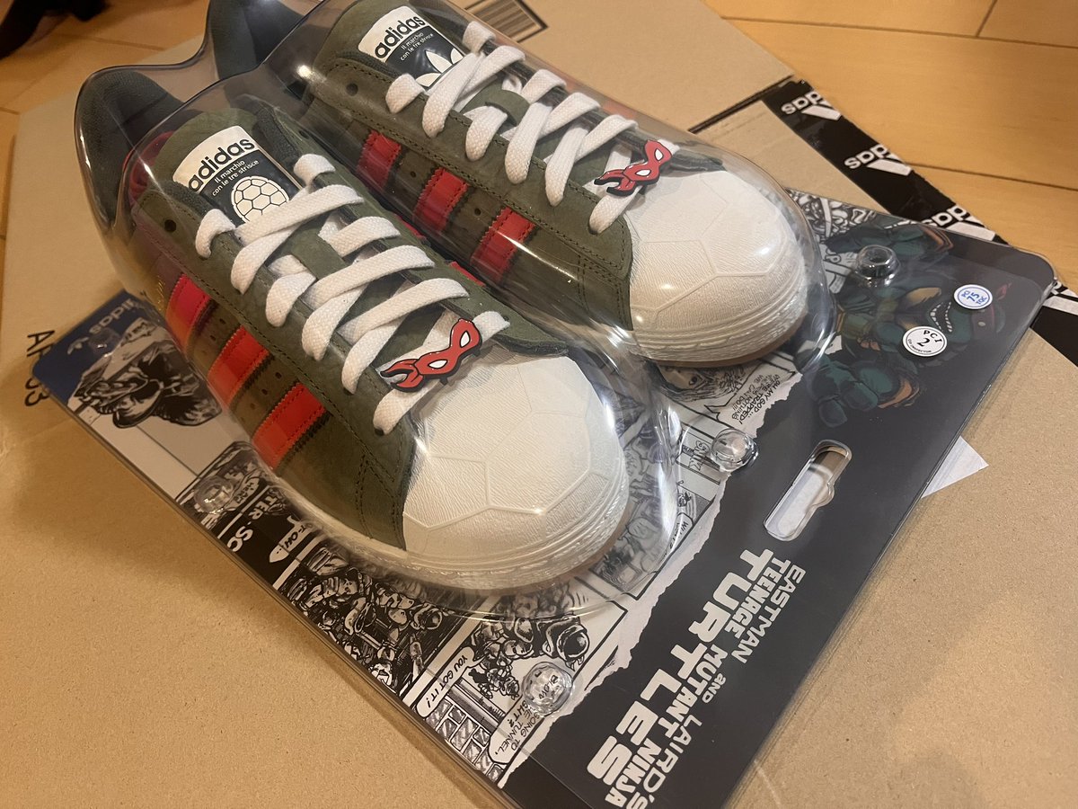 Ryohei_peace's tweet photo. adidasのタートルズコラボ当たった。久々のスニーカーだけど、これはめっちゃかっこいい。履くのが勿体無��。
#adidas 
#tmnt https://t.co/B3WBLib1M3