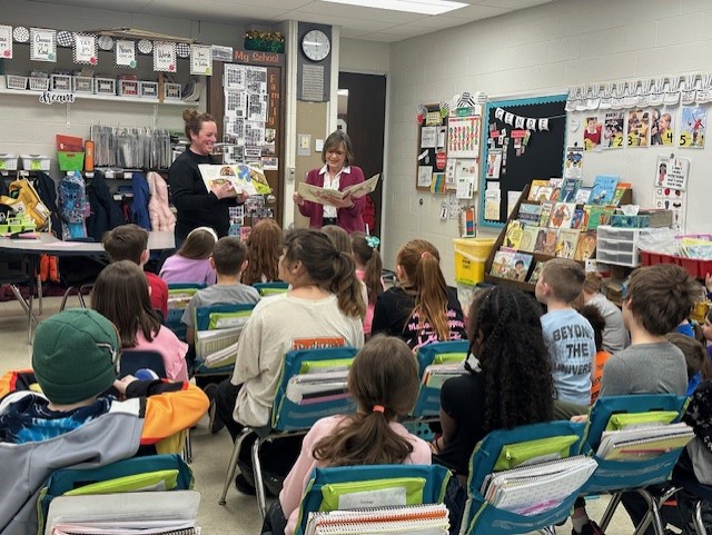 CCEBroome's tweet photo. A round of applause for our amazing guest readers during Ag Literacy Week! Thank you to County Executive @jasongarnar, CCE Broome Board President Katie Ellis, and Assemblywoman @donnalupardo for helping us inspire the future farmers and growers of America!
#stuffCCEdoes https://t.co/1LBLVS5sJU