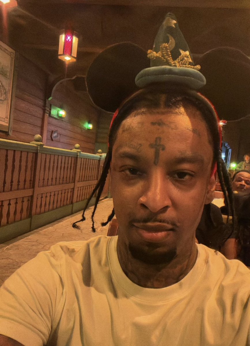 DailyRapFacts's tweet image. 21 Savage at Disney Land