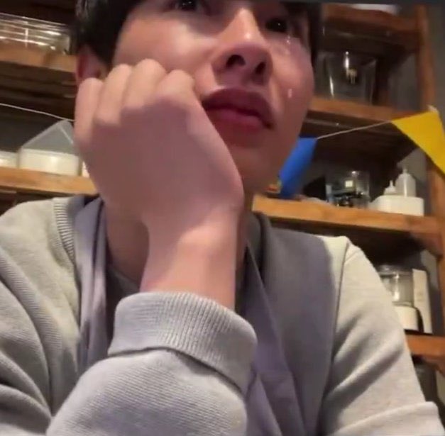 atthaphiles's tweet photo. we rarely see him crying like this in a show so i was really thinking what made him cry like this? seeing him in tears is hurting me more than my failed quizzes :( https://t.co/P3NIVco0N9