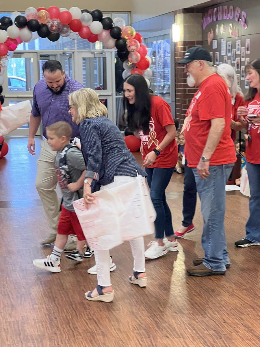 Crysrommuel's tweet photo. What a heart-warming, life-brightening way to start a rainy Monday in @TomballISD ! The welcome back to school for a @TISDWES student was Amazing~ All the way to his class he felt the BIG l💙ve!! @LettyRoman11 🎉🌞 🤗#Huddle4Hayden #1 #BeatChildhoodCancer #SchoolCommunity https://t.co/lqQ6WU0TxV