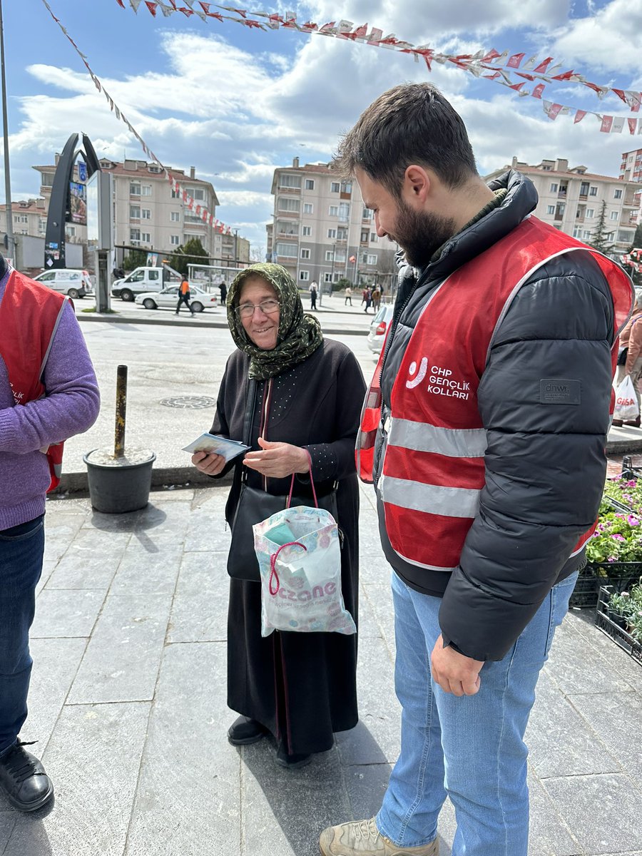 Bugün öğlen alan çalışmamızı gerçekleştirdik. Karşılaştığımız sandığa gitme konusunda kararsız-tepkili seçmenlerimizle uzun süren muhabbetler ettik. Sandığa gidelim; demokrasimize, partimize sahip çıkalım! #FiresizSandığaYereldenGeneleİktidara @mansuryavas06 @fethiyasar