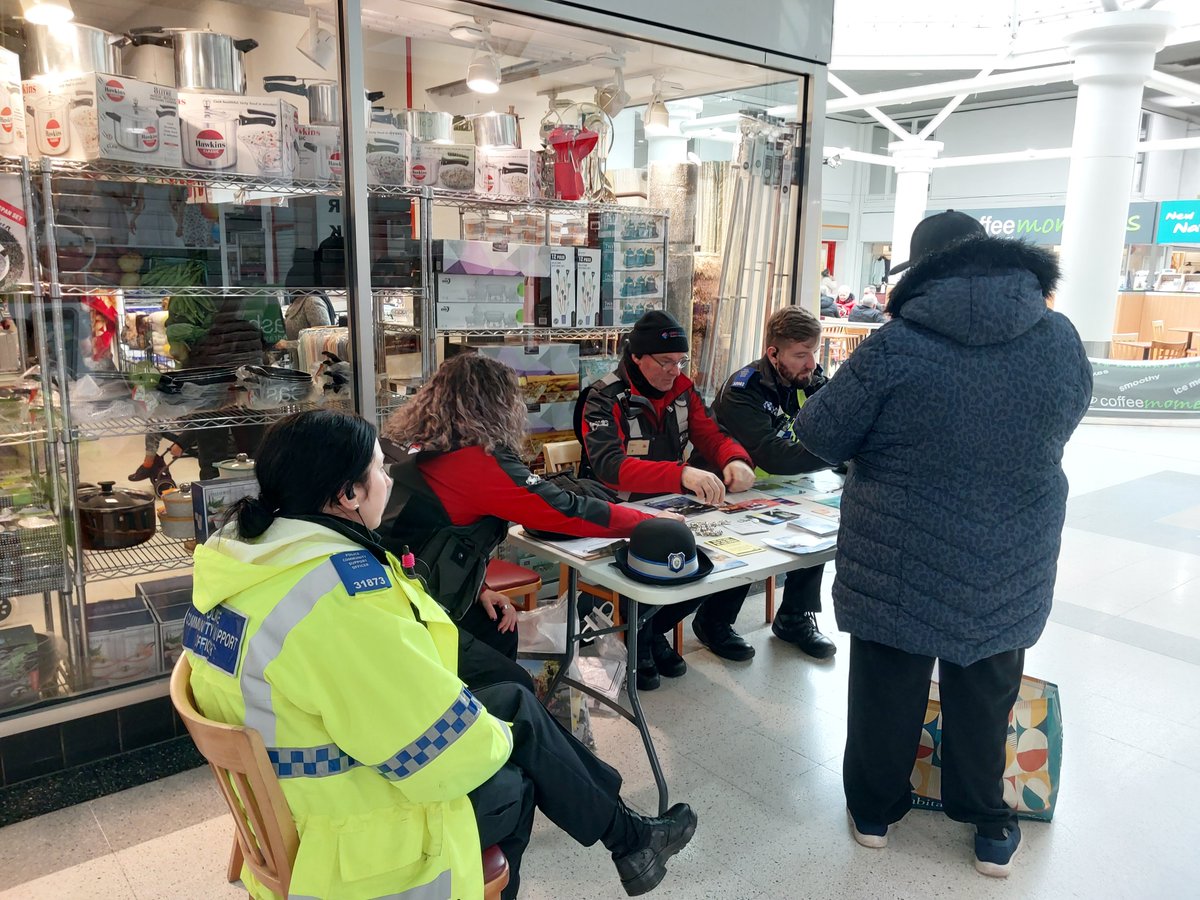 We are at Kings Square #Westbrom this afternoon till 3pm with @WestBromwichTC. We are giving out crime prevention goodies and advice. Come and say hello 👋👮‍♂️👮‍♀️ 31873 #CommunityEngagement @SandwellPolice