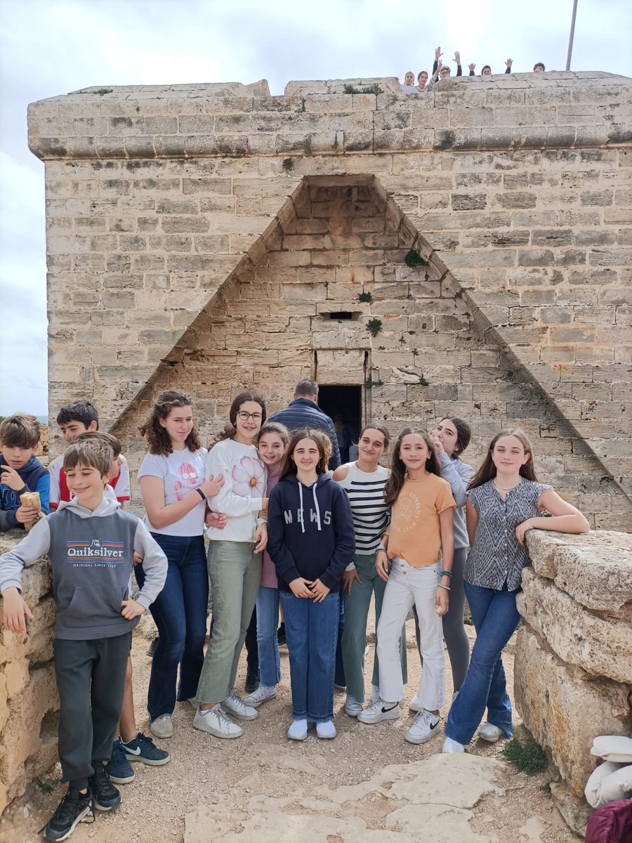 ColeMontesion's tweet image. #ESOMontesión ¡Seguimos explorando los rincones de Mallorca! Hoy nuestro alumnado de 1o de ESO ha salido de excursión al Castell de la Punta de n’ Amer, en Sa Coma, para celebrar el final del segundo trimestre. #excursion #tutoria #ColeMontesión