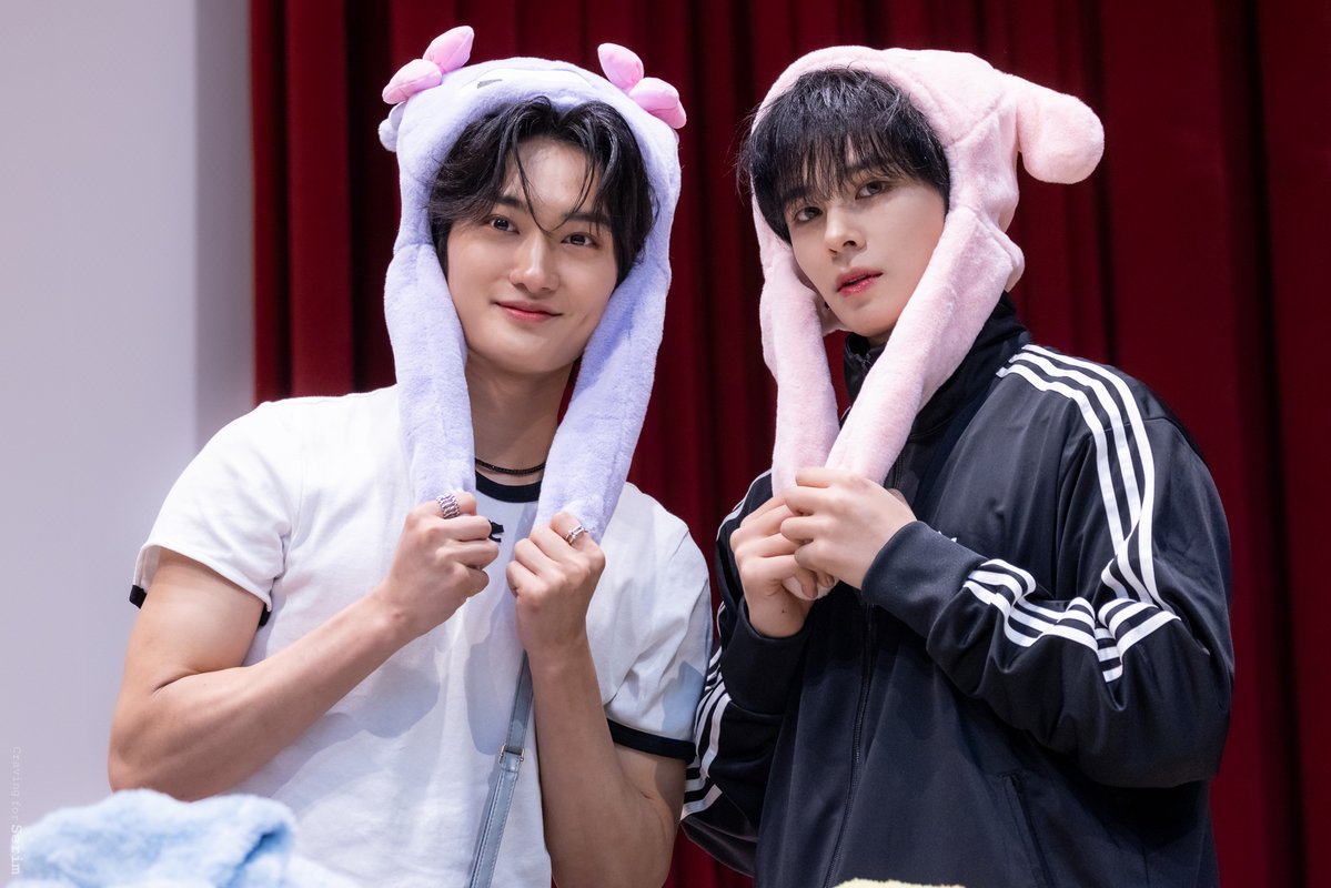 Craving4Serim's tweet photo. 요즘 장미즈가 제철 😇
240324 withmuu 위드뮤 대면 #태영 #세림 #크래비티 #장미즈 #TAEYOUNG #SERIM #CRAVITY https://t.co/JmxuhlTvIH