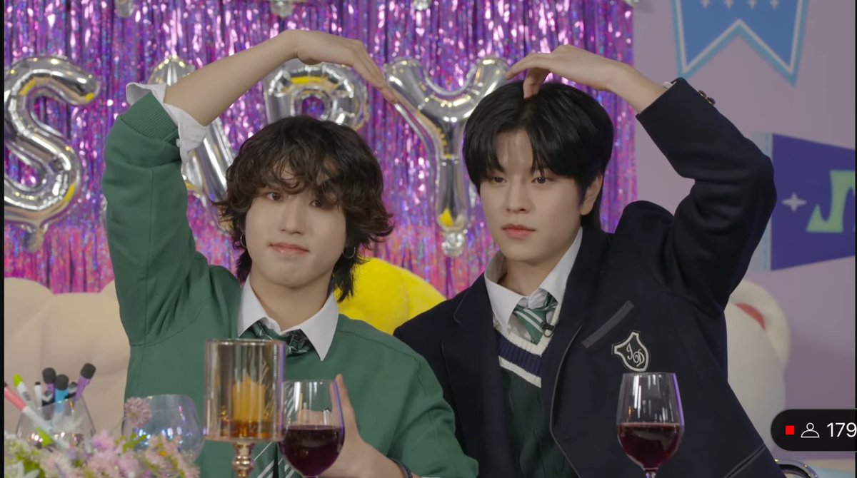 Mayaa_ily's tweet photo. Gracias por otro live Skz 💗✨ https://t.co/dtZcTfh8mf