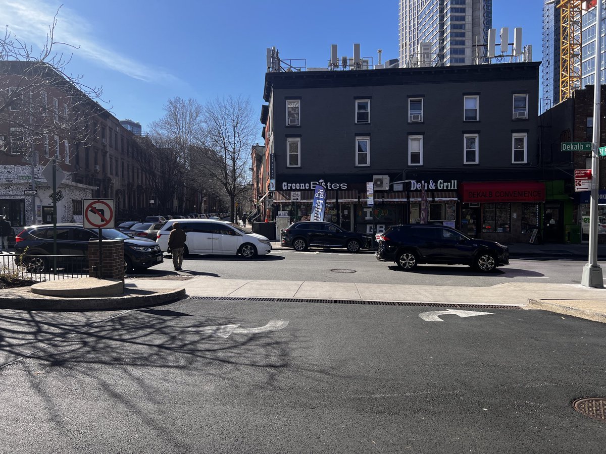 HildaBikes's tweet image. ⁦@StreetsblogNYC⁩ ⁦@GershKuntzman⁩ ⁦@adamlaw50⁩ this driver:
-Made an illegal turn from Brooklyn Hospital
-Hit a cyclist on ⁦@CitiBikeNYC⁩ 
-No rear plate (til cops came)
Was told he received a summons for #FailuretoYield.