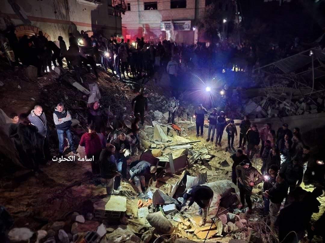 مشاهد الدمار بعد قصف منزل عائلة سلمان والبحيصي غرب دير البلح مساء اليوم