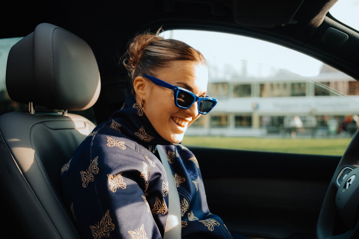 Laura Freigang, the outstanding German professional footballer has been exploring the streets of Frankfurt with her recently delivered NIO EL7. Check out some more footage below: #FarBeyond #NIO #BlueSkyComing