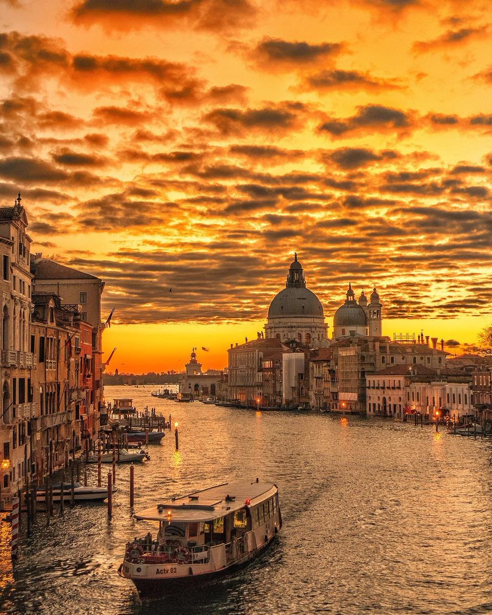 One of the most beautiful cities in the world was founded 1603 years ago today - a thread 🧵 1. Venice at sunset