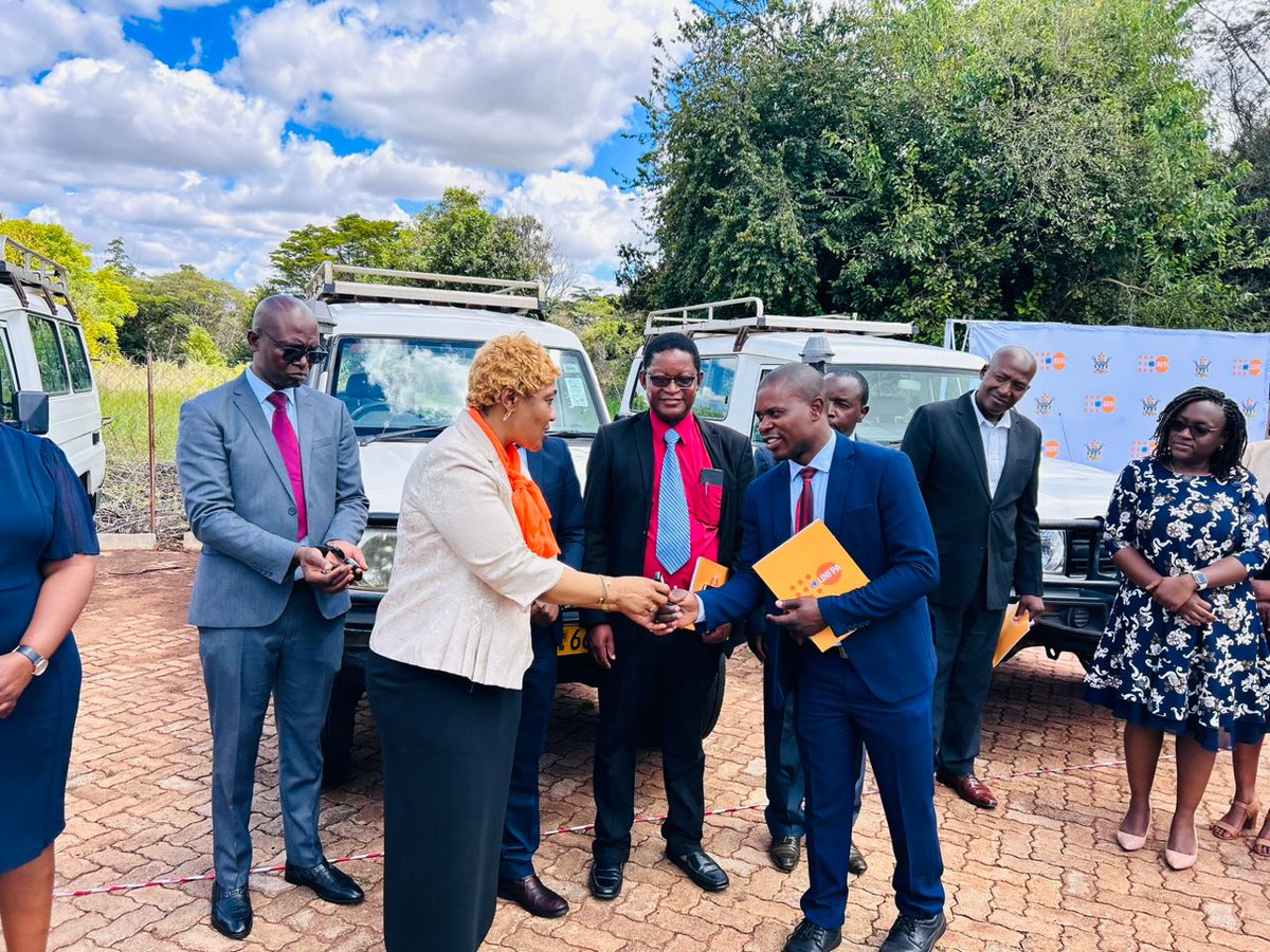 Today @UNFPA🇿🇼 handed over 19 programme vehicles from its 7th country program to partners & government, to ensure continuity of projects collaborated on & bridge the gap in accessing remote areas while promoting access to critical #GBV prevention & response services & #SRH care