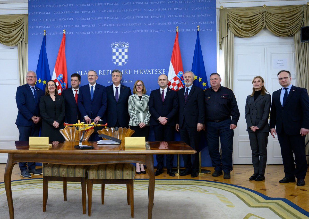 PVRH @AndrejPlenkovic: Današnji događaj od iznimne je važnosti za Hrvatsku i za jačanje naših sposobnosti protupožarne zaštite. Zahvaljujem povjereniku #EK @JanezLenarcic i članici Uprave @CanComCorp, gđi Diane Montambault na svemu što su učinili da dobijemo 2️⃣ nova kanadera.