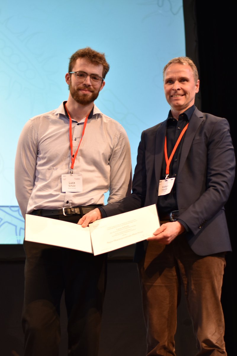 Luca Schulz @schulluc @mpi_marburg received the 🏅#GBMPhDAward at the #MosbacherKolloquium for his excellent thesis on 👉Evolution of essential complexity in #Rubisco -Deciphering the cause and effect of complexification in Rubisco, the carboxylase of the Calvin cycle Congrats👍