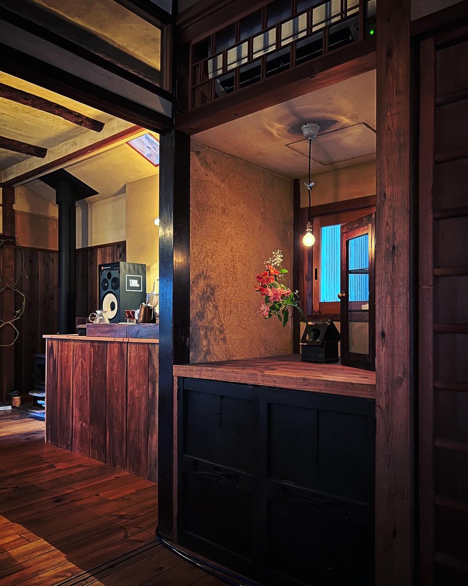 bose1978's tweet photo. いつか訪れたかった京都「bar 黒茶屋」。本日開催の"midnight SHELTER"は、飯田橋「bar meijiu」松本さん。
音も光もお酒も調度品も、この建物に存在するあらゆるものが想定を超えた極楽だったけれど、なんだかいつもの低俗な喩えができない。そんなことするとあの時間が壊れる気がする。 https://t.co/VzAOlTpNdr